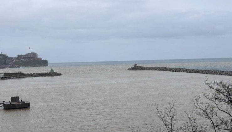 Zonguldak’ta çamur denizin rengini değiştirdi