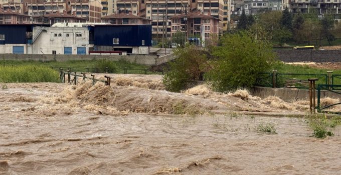 AFAD: Fırtına ve yağışlarda 2 kişi yaşamını yitirdi, 33 kişi yaralandı