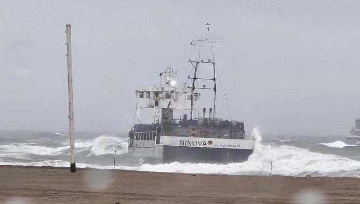 Sakarya’da fırtınada sürüklenen gemi karaya oturdu