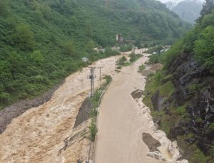 Giresun’da dere taştı, yol ulaşıma kapatıldı