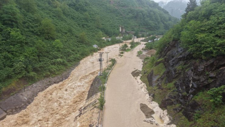 Giresun’da dere taştı, yol ulaşıma kapatıldı