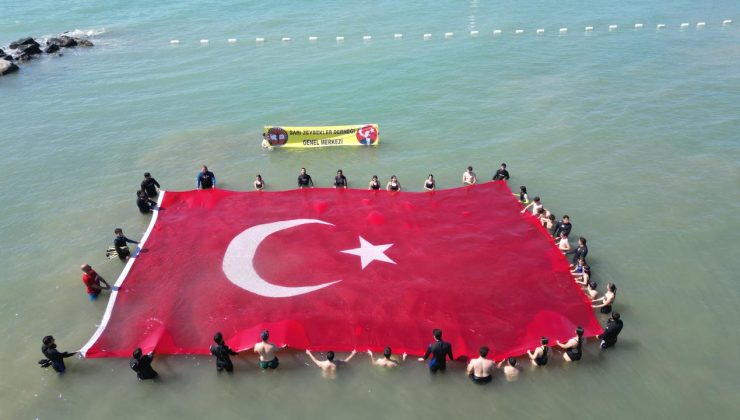Hatay’da denizde 138 metrekarelik Türk bayrağı açıldı