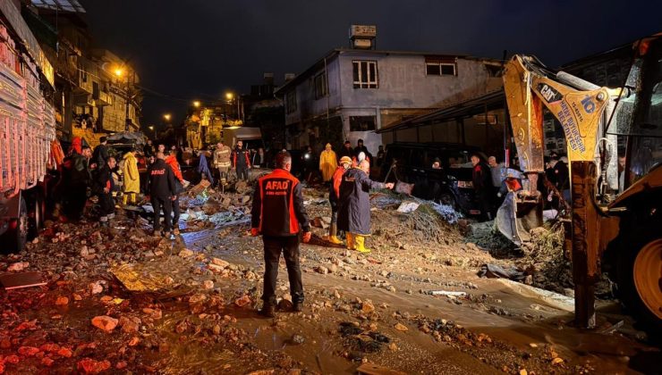 Hatay’da sağanak sele dönüştü: Köprü çöktü, göçük meydana geldi