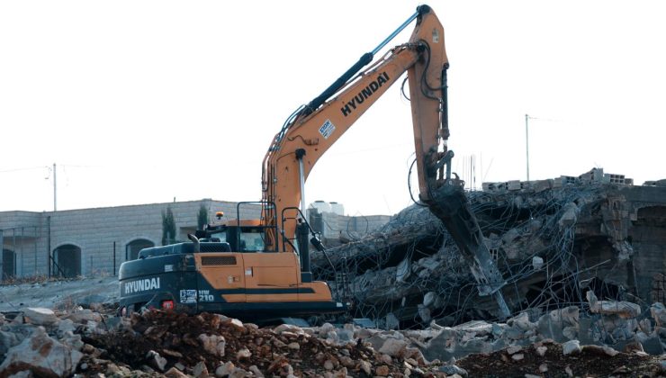 İşgalci İsrail ordusu işgal altındaki Doğu Kudüs’te Filistinlilere ait 40 dükkanı yıktı