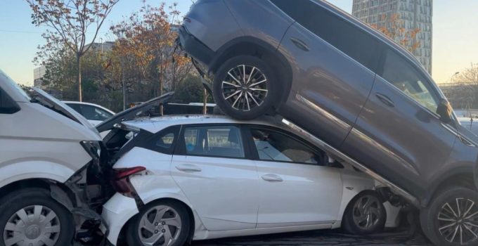 İstanbul’da 4 araç zincirleme kaza yaptı