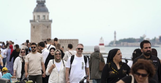 İstanbullular sahillerde güzel havanın tadını çıkardı