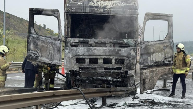 İstanbul’da bariyerlere çarpan tır yandı