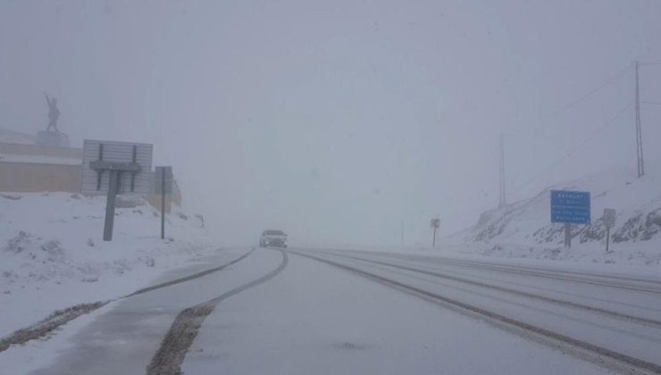 Bayburt'ta ilkbaharda kar manzarası