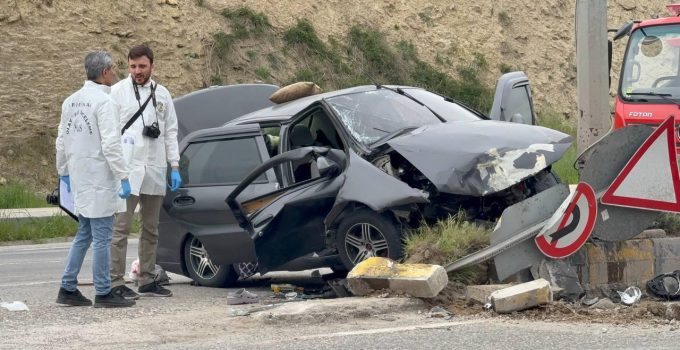 Karabük’te otomobil refüje çarptı: 1 ölü