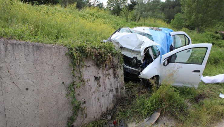 Kastamonu’da istinat duvarına çarpan otomobildeki 3 kişi öldü