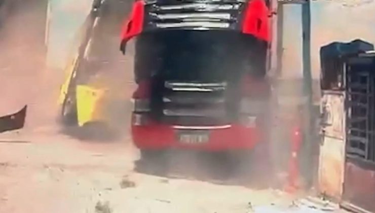 Beylikdüzü’nde freni arızalanan İETT otobüsü tıra çarptı