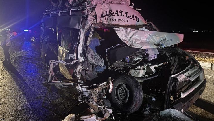 Aksaray’da minibüs ile tır çarpıştı: 12 yaralı