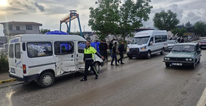 Tokat’ta iki minibüs çarpıştı: 11 yaralı