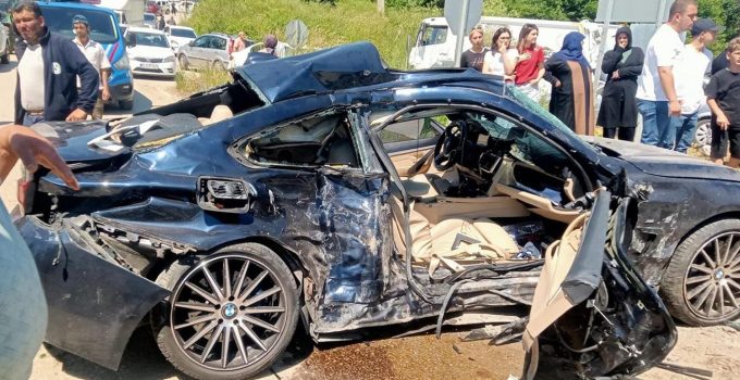 Hafif ticari araç ile otomobil çarpıştı: 7 yaralı