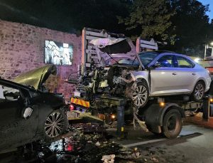 İstanbul’da iki araç kafa kafaya çarpıştı: 9 yaralı