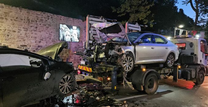 İstanbul’da iki araç kafa kafaya çarpıştı: 9 yaralı