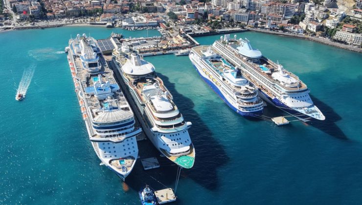 Kuşadası'na 4 kruvaziyerle 9 bini aşkın turist geldi