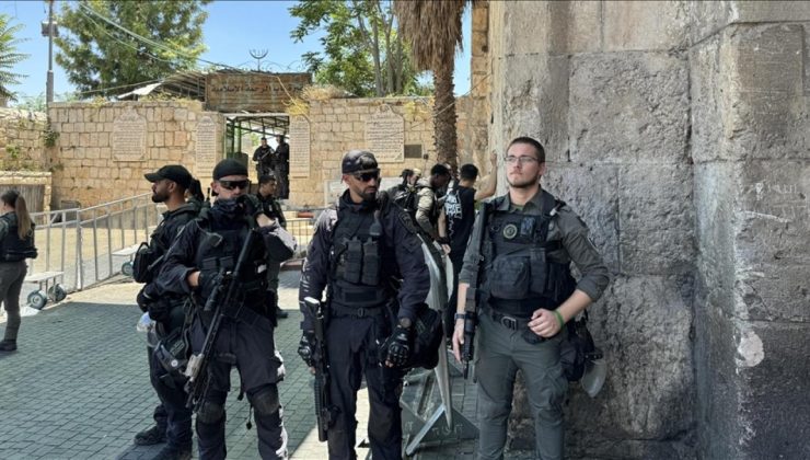 Filistin topraklarını gasbeden İsrailliler, polis korumasında Mescid-i Aksa’ya baskın düzenledi