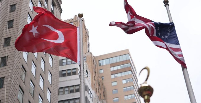 New York’ta 43. Türk Günü Yürüyüşü için bayrak çekme töreni düzenlendi
