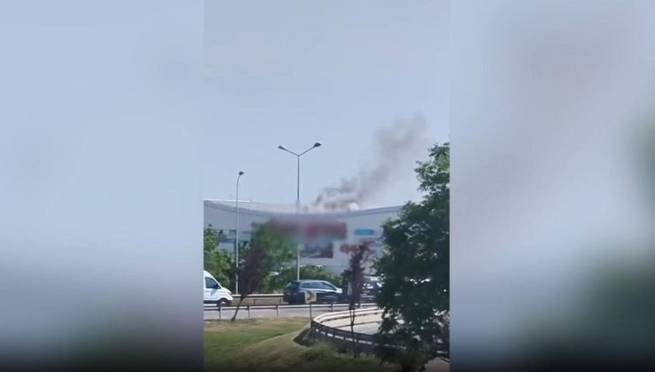 Pendik’te alışveriş merkezinin çatısında yangın çıktı