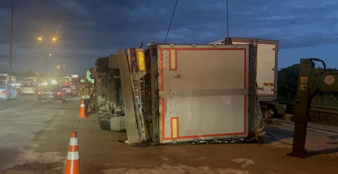 Pendik’teki tır kazası trafiği aksattı