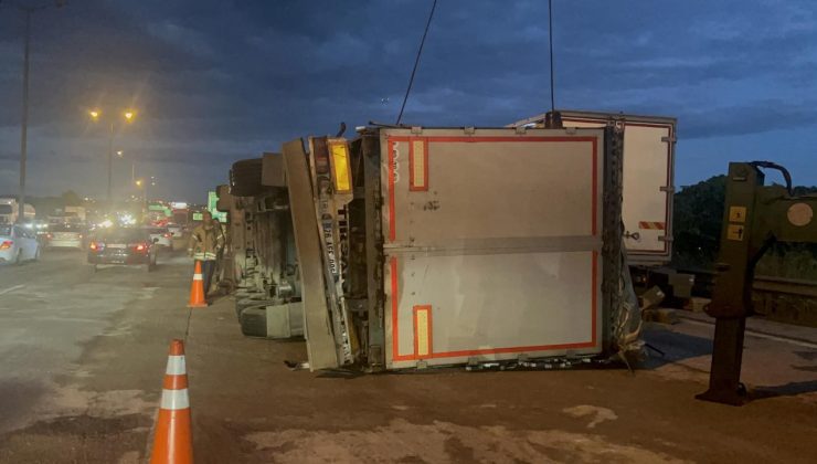 Pendik’teki tır kazası trafiği aksattı