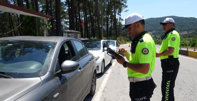 Tatilciler Marmaris ve Datça’ya akın etti: 4 günde 40 bin araç