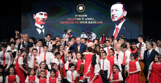 Cumhurbaşkanı Erdoğan, Cumhurbaşkanlığı Çocuk Orkestrası ve Korosu Konseri’ne katıldı