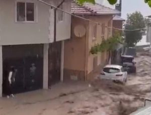 Bursa’da sağanak: Evleri su bastı, çatı çöktü