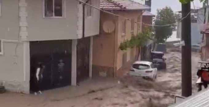 Bursa’da sağanak: Evleri su bastı, çatı çöktü