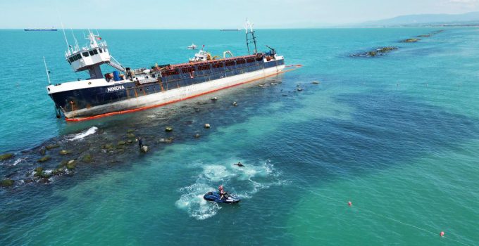 Karaya oturan geminin çevresinde denize girmek yasaklandı