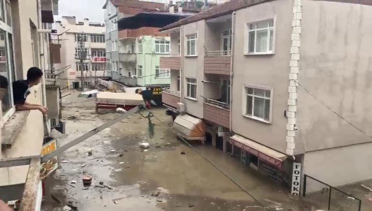 Samsun’da sağanak sele dönüştü: Cadde ve sokaklar sular altında