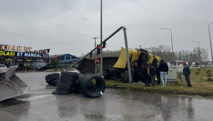 Samsun’da demir yüklü tır devrildi