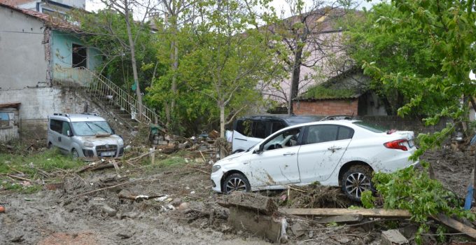 AFAD: Sel ve su baskınları yaşanan illerde zarar tespit çalışmaları başlatıldı