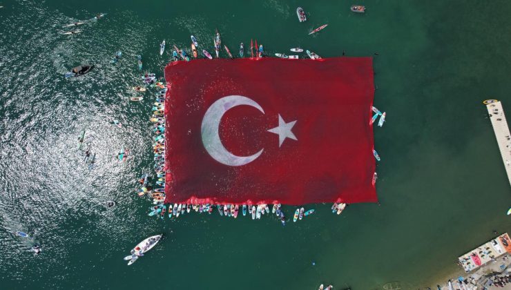 Sapanca Gölü’nde 1923 metrekarelik Türk bayrağı
