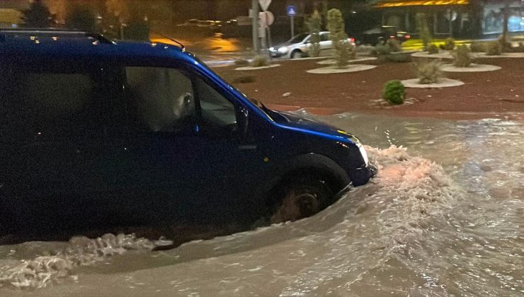 Yoğun yağış yolları göle çevirdi