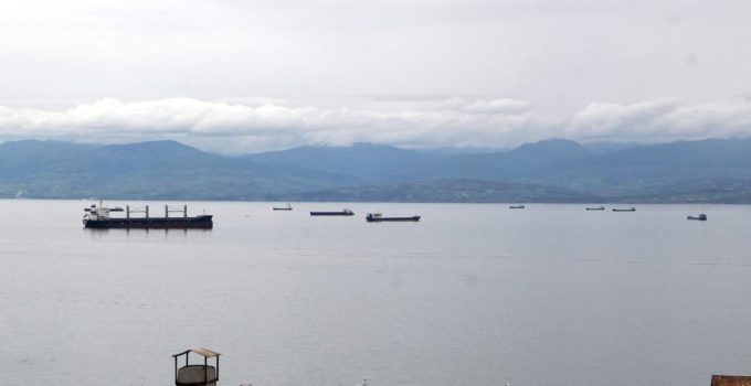 Karadeniz’de beklenen fırtına öncesi yük gemileri limanlara demirledi