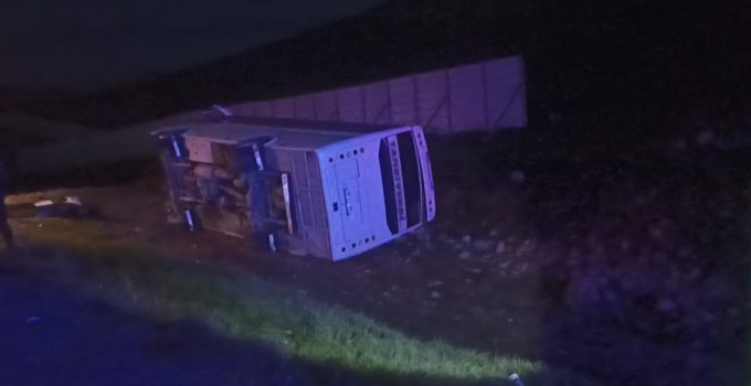 Taraftarları taşıyan midibüs devrildi: 27 yaralı