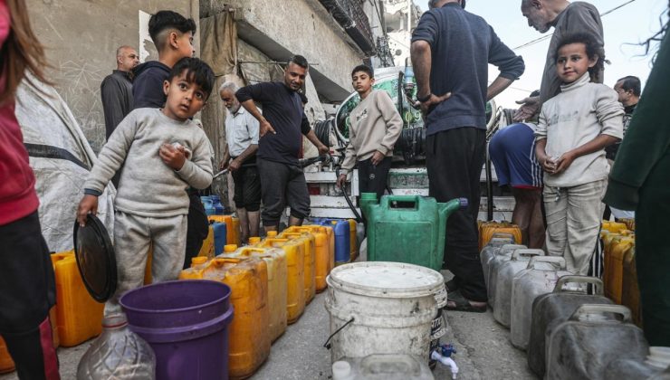 Gazze’de, okul sırasında olması gereken çocuklar saatlerce su kuyruğunda bekliyor