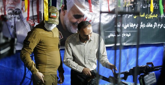 Tahran’daki Venek Meydanı’nda halka silah eğitimi veriliyor