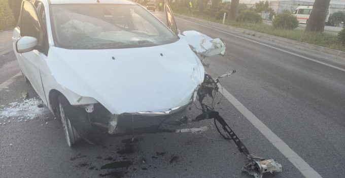 Mersin’de refüje çarpan otomobildeki 3 kişi yaralandı