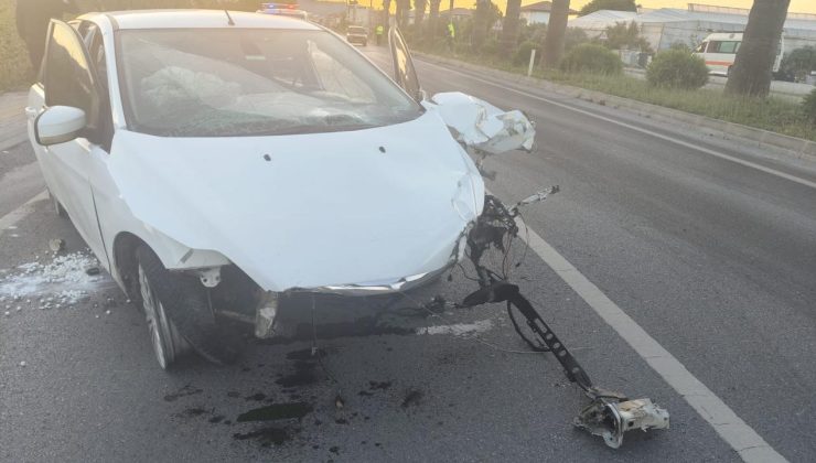 Mersin’de refüje çarpan otomobildeki 3 kişi yaralandı