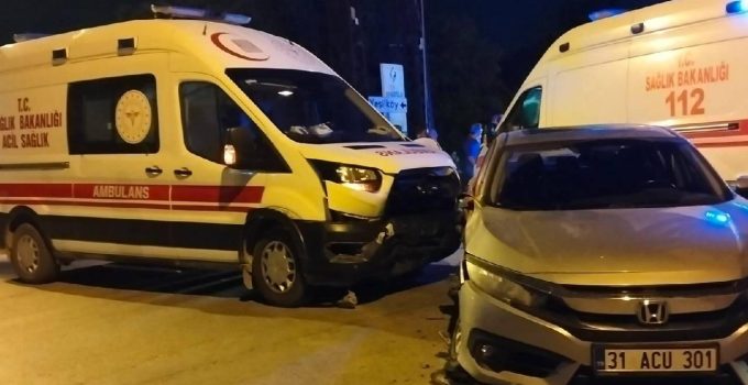 Hatay’da ambulans ile otomobilin çarpıştığı kazada 6 kişi yaralandı