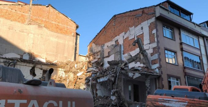 Sultangazi’de yıkım sırasında bitişikteki iki apartman hasar gördü