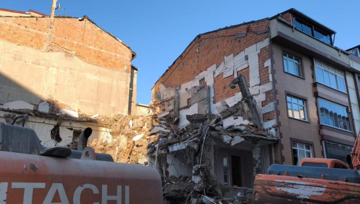 Sultangazi’de yıkım sırasında bitişikteki iki apartman hasar gördü