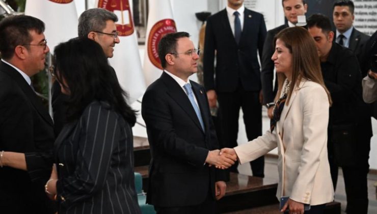 Bakan Gürlek, Bakanlık personeli ve HSK üyeleriyle bayramlaştı