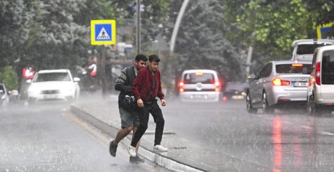 Ankara için gök gürültülü sağanak uyarısı