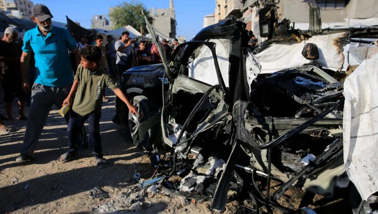 Katil İsrail Gazze’de bir aracı hedef aldı: 4 kişi hayatını kaybetti