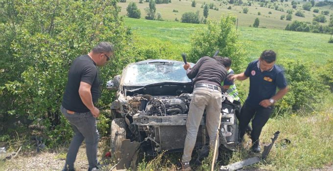 Gümüşhane’de hafif ticari araç devrildi: 1 ölü