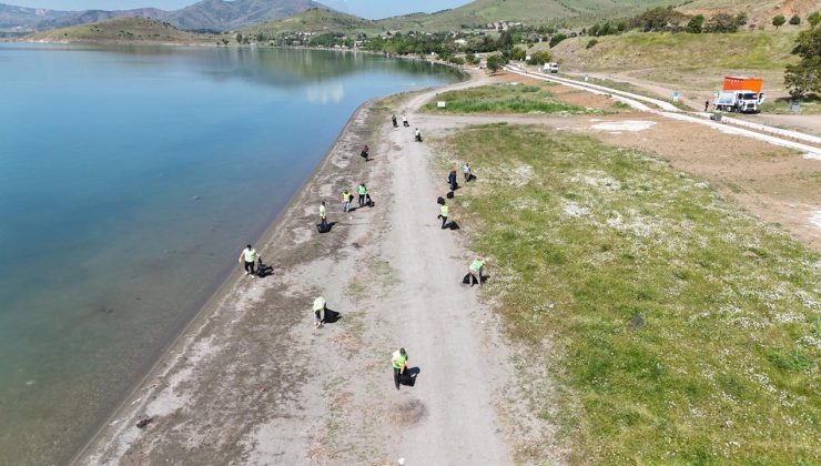 Hazar Gölü çevresinden 12 ton atık toplandı